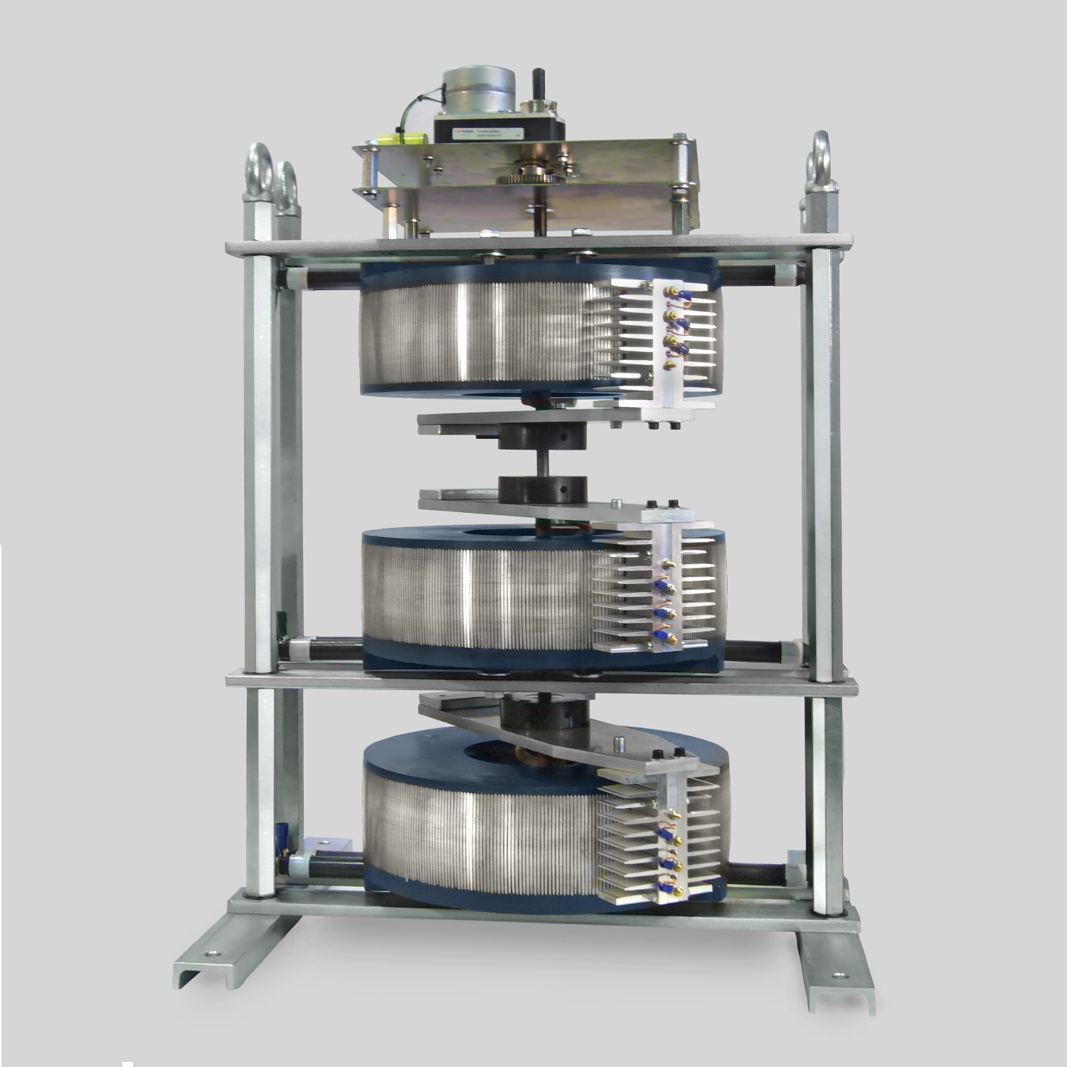 Variador de tensión trifásico Torivac, diseñado para maquinaria pesada, reduciendo el consumo eléctrico y optimizando el rendimiento del motor.